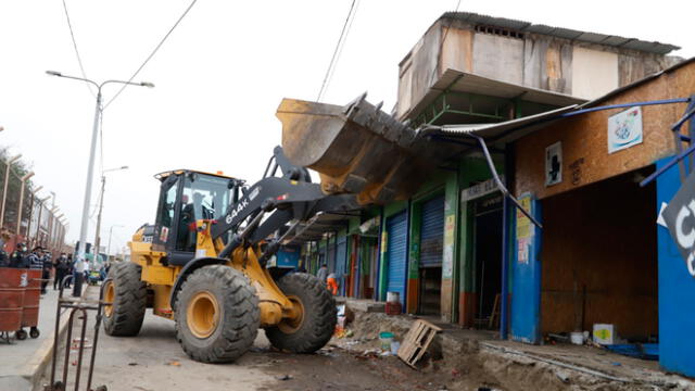 Demolición de puestos en mercado de Chimbote