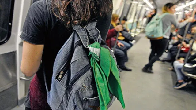 ¿Qué significa el pañuelo verde que las feministas peruanas atan a sus mochilas y carteras?