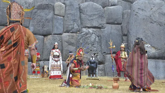 El inca presidió el rito para pedirle al dios del Tahuantinsuyo que libre a la humanidad del coronavirus. Foto: Cortesía