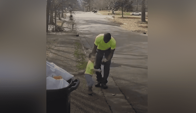 A través de Facebook se hizo viral el tierno gesto que tuvo un niño con un recogedor de basura.