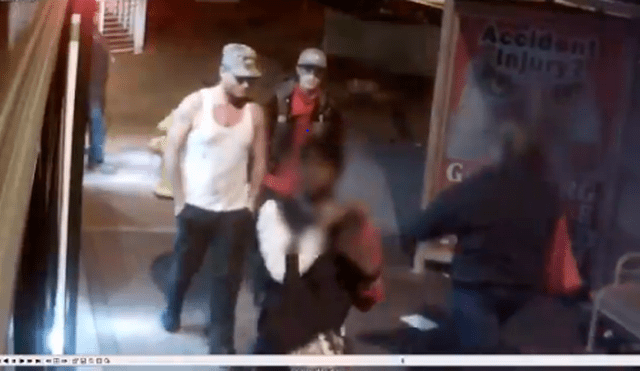 Momento exacto en que delincuentes apuñalan a joven para robarle [VIDEO] 