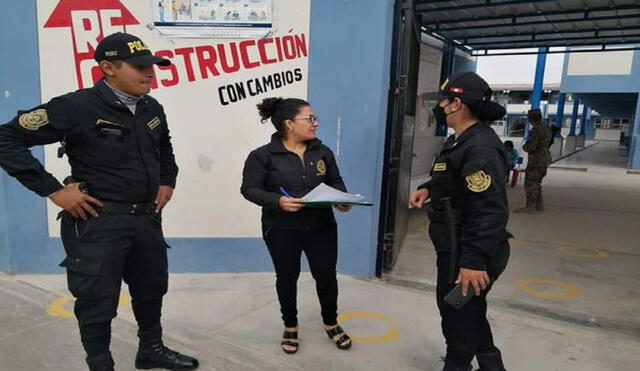 Personal policial supervisa el orden en los locales de votación. Foto: Cutivalú.