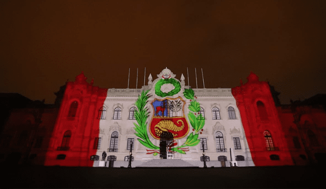 Palacio de Gobierno iluminado por el Día del Trabajo. Foto: Presidencia