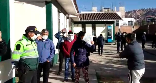 Policías se aglomeraron en la Sanidad Policial de Cusco, esperando ser atendidos.