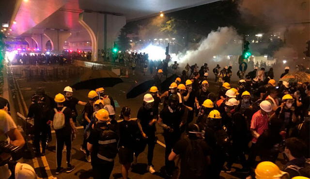 Enfrentamiemientos entre manifestantes y la policía se registaron en varios puntos de la ciudad de Hong Kong en rechazo a la ley de extradición a China. Foto: Pablo Díez - ABC.