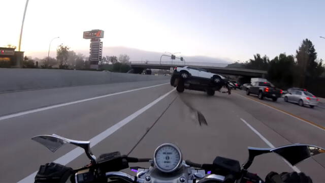 YouTube: imprudente chofer causa accidente y motociclista casi graba su propia muerte