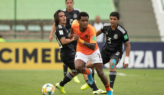 AME4755. BRASILIA (BRASIL), 14/11/2019.- El jugador México Víctor Guzmán (i) disputa un balón con Naci Unuvar (c) de Países Bajos este jueves en el partido de las semifinales de la Copa Mundial Sub-17 entre México y Países Bajos en el estadio Bezerrao en la ciudad de Gama, cerca a Brasilia (Brasil). EFE/Joédson Alves