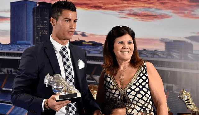 Cristiano Ronaldo junto a su madre posando con una nueva Bota de Oro. | Foto: AFP