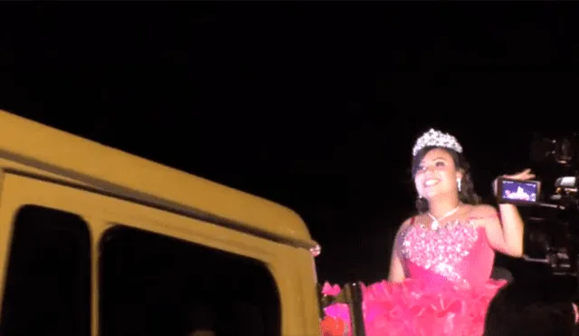 La peculiar llegada de la joven fue captada por algunos invitados de su fiesta, quienes quedaron conmovidos al conocer su historia. Video es viral en YouTube