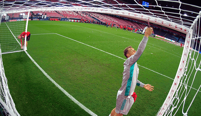 Champions League: Manuel Neuer se llevó un peculiar recuerdo tras campeonar con el Bayern Múnich. Foto: AFP