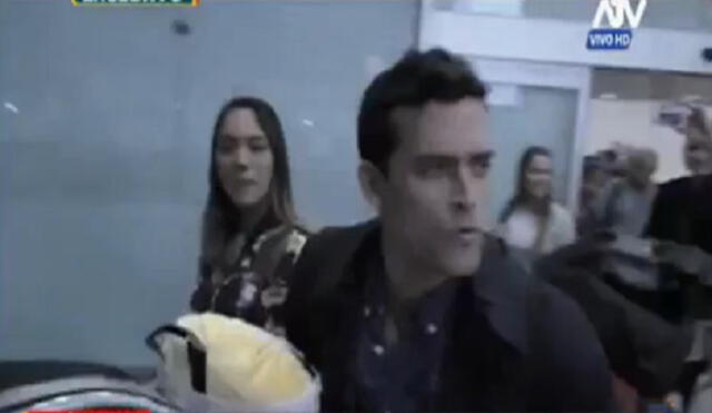 Le gritan 'tramposo' a Christian Domínguez al llegar de 'luna de miel' junto a bailarina y él reacciona así | VIDEO 
