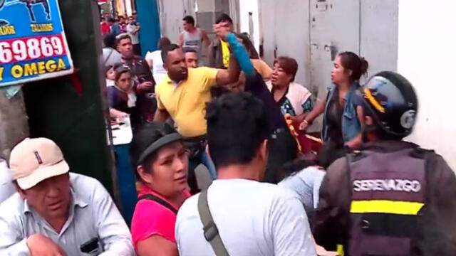 Ambulantes se resistieron al operativo y se volvieron a enfrentar a fiscalizadores. (Foto: Captura de video / Latina Noticias)