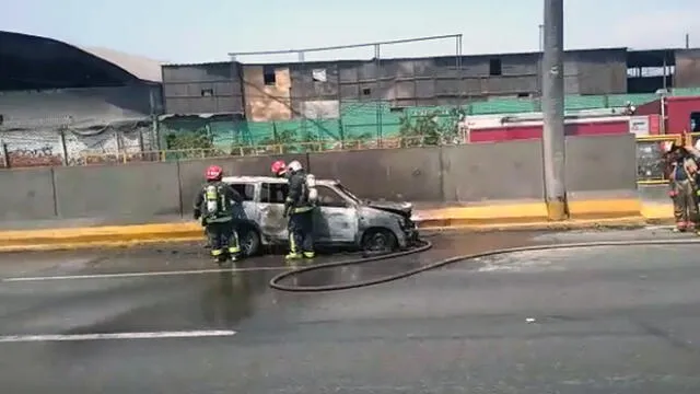 Vehículo se incendia a pocos metros del puente Trujillo [VIDEO]