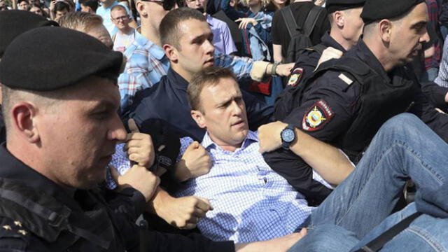 Opositor detenido durante manifestaciones contra reelección de Putin
