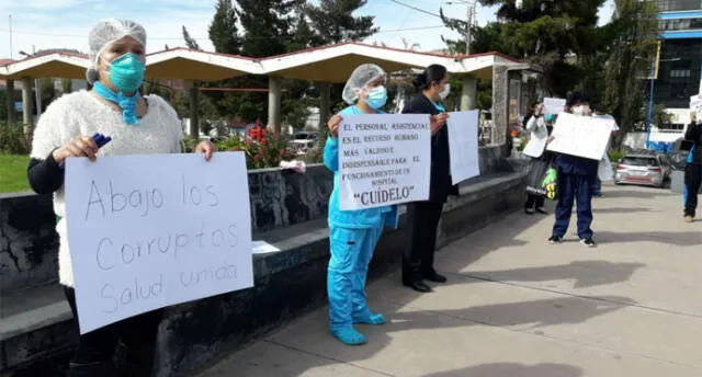 Reclamo. Servidores de salud protestaron ayer en frontis de hospital regional. Acusan a director de provocar contagios.