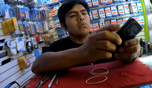 Video es viral en YouTube. El joven llevó su celular a varios técnicos y descubrió que varios inventaban problemas para incrementar los costos de reparación. Foto: Captura.