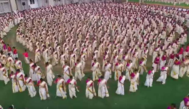 YouTube: Miles de mujeres de India danzaron para lograr nuevo récord Guinness 