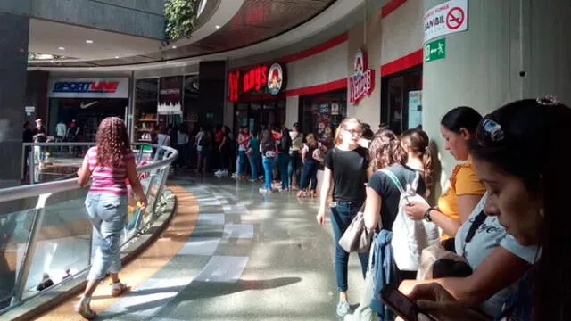 Largas filas para tiendas de ropa y zapatos en el Centro Comercial, en la ciudad de Caracas. Foto: Elizabeth Ostos.