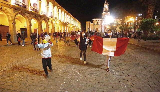 protesta. Pobladores salieron a las calles en Arequipa para cuestionar la inestabilidad en que se sumerge el país tras la vacancia de Martín Vizcarra.