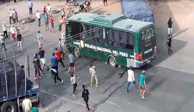 Manifestantes atacaron bus de los agentes de la USE. Foto: Captura de vídeo