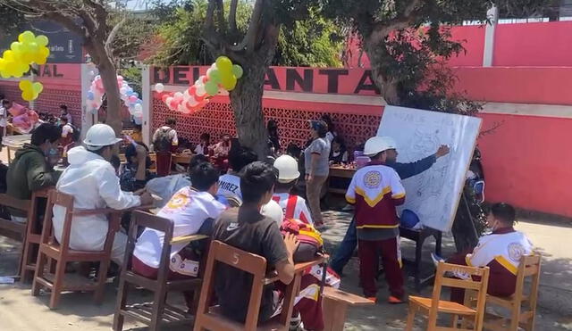 Estudiantes desarrollaron sus actividades educativas en la vía pública, lo que obstaculizó el tránsito (captura de video/Noticias en Red Chimbote).