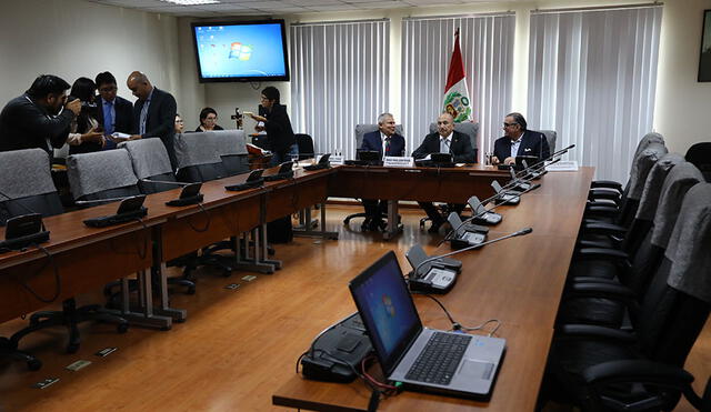 Exalcalde de Lima Luis Castañeda Lossio se presento ante la comisión de Defensa del Consumidor [FOTOS]