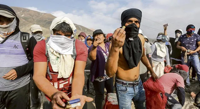 Espartambos. Son jóvenes que se cubren el rostro y diestros en el uso de la huaraca con que enfrentan a la policía.