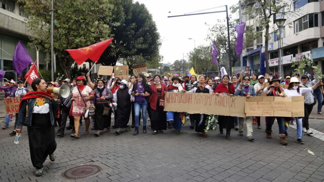 Las mujeres marchan, en los alrededores de la Asamblea Nacional en Quito el 12 de octubre de 2019.