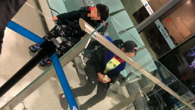 Pareja abandona a sus dos hijos en el aeropuerto por epidemia del coronavirus [FOTOS]