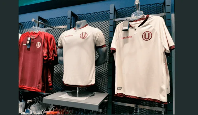 Captan a hincha de Sporting Cristal comprando camiseta de Universitario de Deportes.