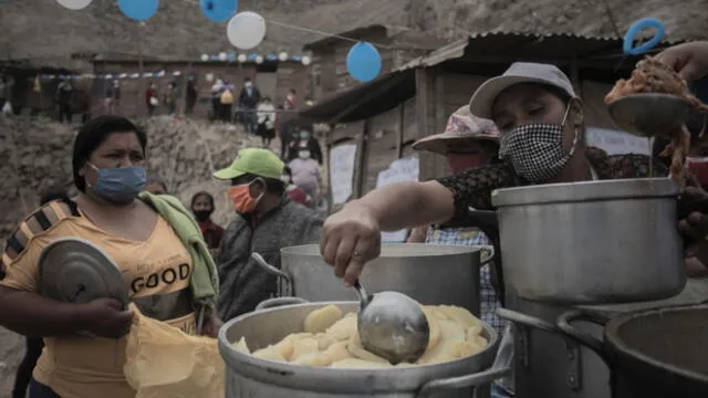 Vecinos realizan su olla común para subsistir en la cuarentena. Fotos Aldair Mejia / La República
