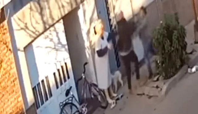 YouTube: sujeto golpeó a mujer en la calle tras negarle el ingreso a su trabajo [VIDEO]