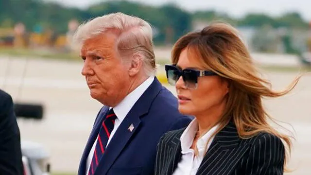 Melania Trump baja del avión junto a su esposo, el presidente Donald Trump. Foto: AFP