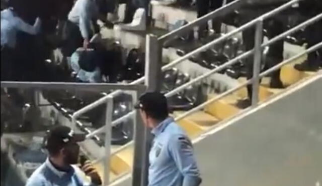 Policías e hinchas protagonizaron bochornoso momento. Foto: Captura de video.