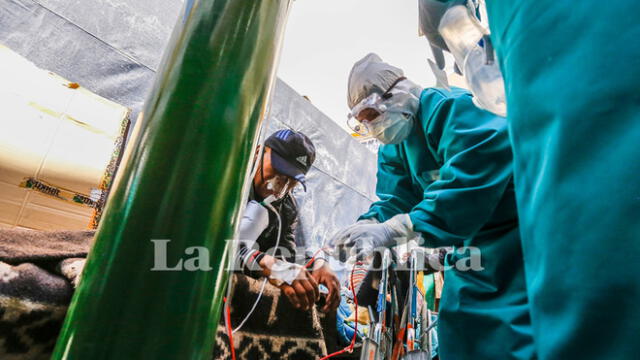 Hospital COVID-19 Arequipa. El personal médico pone todo su esfuerzo por salvar a los contagiados por la COVID-19.