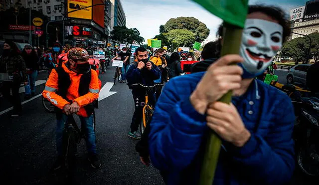 Trabajadores del sector de entregas y reparto a domicilio han protestado en Buenos Aires contra la cuarentena. Foto: EFE