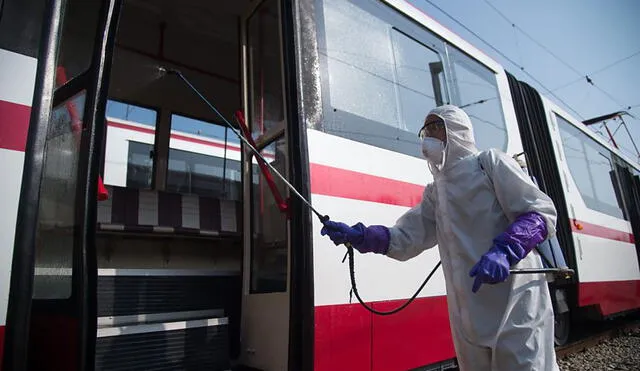 Trabajador desinfecta un tren en Pyongyang para prevenir el coronavirus. Foto: Getty Images