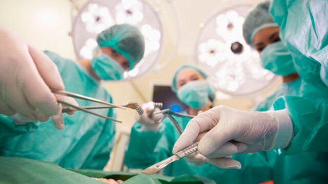 Cirujanos se confunden de paciente y extirpan por error colon de hombre sano