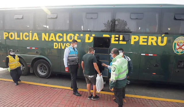 Apoyo. Varios buses de la Policía salieron para movilizar a los usuarios que estaban varados. Foto: Andina