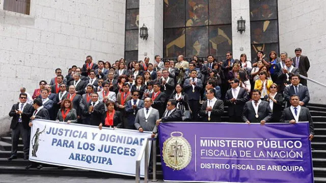 Magistrados y fiscales realizaron plantón en la Corte de Arequipa, por homologación de sueldos.