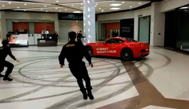 YouTube: irrumpió con su Ferrari en centro comercial y se justificó de la manera más insólita