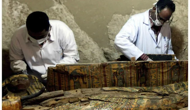 Hallan cámaras funerarias con momias y sarcófagos en el valle del Nilo