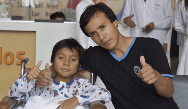 Niño de 9 años recibió trasplante de hígado de su padre