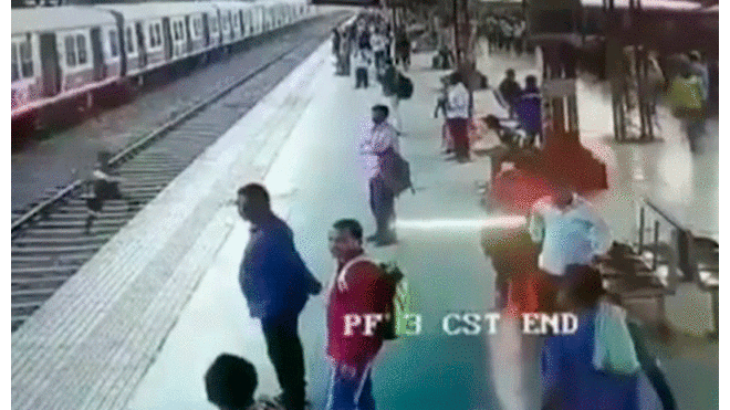 Joven cruza las vías del tren y queda a centímetros de morir aplastado [VIDEO]