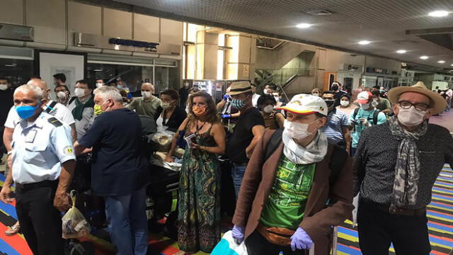 Foreigners wait to board a plane that will take them back to Europe, at the airport in Caracas, on March 26, 2020 during the novel coronavirus COVID-19 pandemic. - Venezuela reported its first coronavirus death on Thursday after a 47-year-old man with a pre-existing lung disease died, the government said. (Photo by STR / AFP)