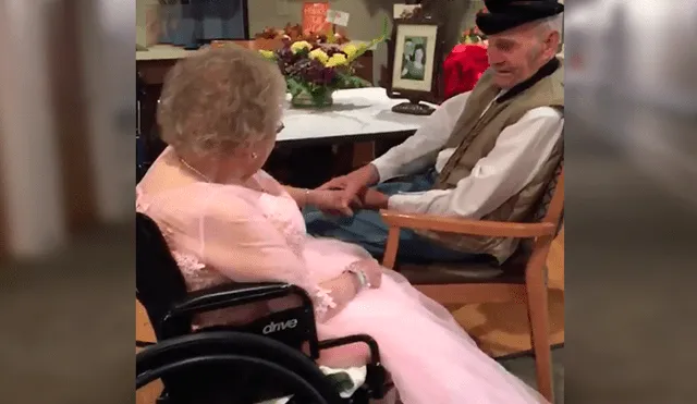 En YouTube, un anciano quiso sorprender a su esposa en el día de su aniversario y tuvo una sentimental reacción.