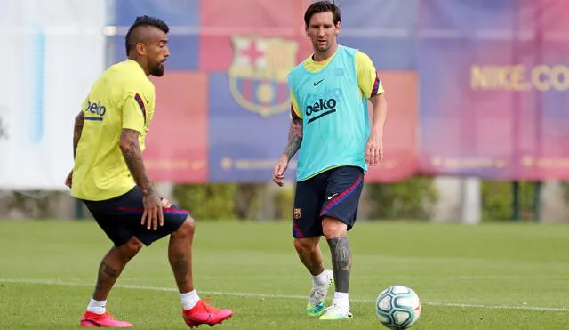Lionel Messi entabló una buena relación con Arturo Vidal en el club catalán. Foto: EFE.