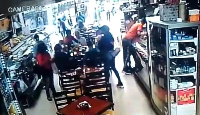 Mientras dos personas recorrían la tienda, otro robaba la cartera.