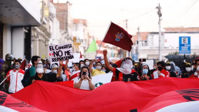 Movilización. Impresionante movilización de jóvenes manifestantes que recorrieron las calles céntricas de la ciudad. Se manifestaron de manera pacífica.