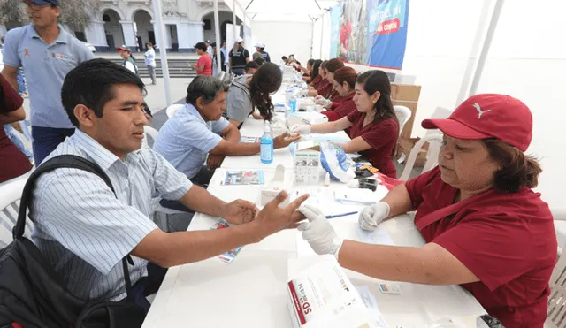 Realizan despistaje de VIH en Plaza San Martín, en Cercado de Lima. Foto: Ministerio de Salud